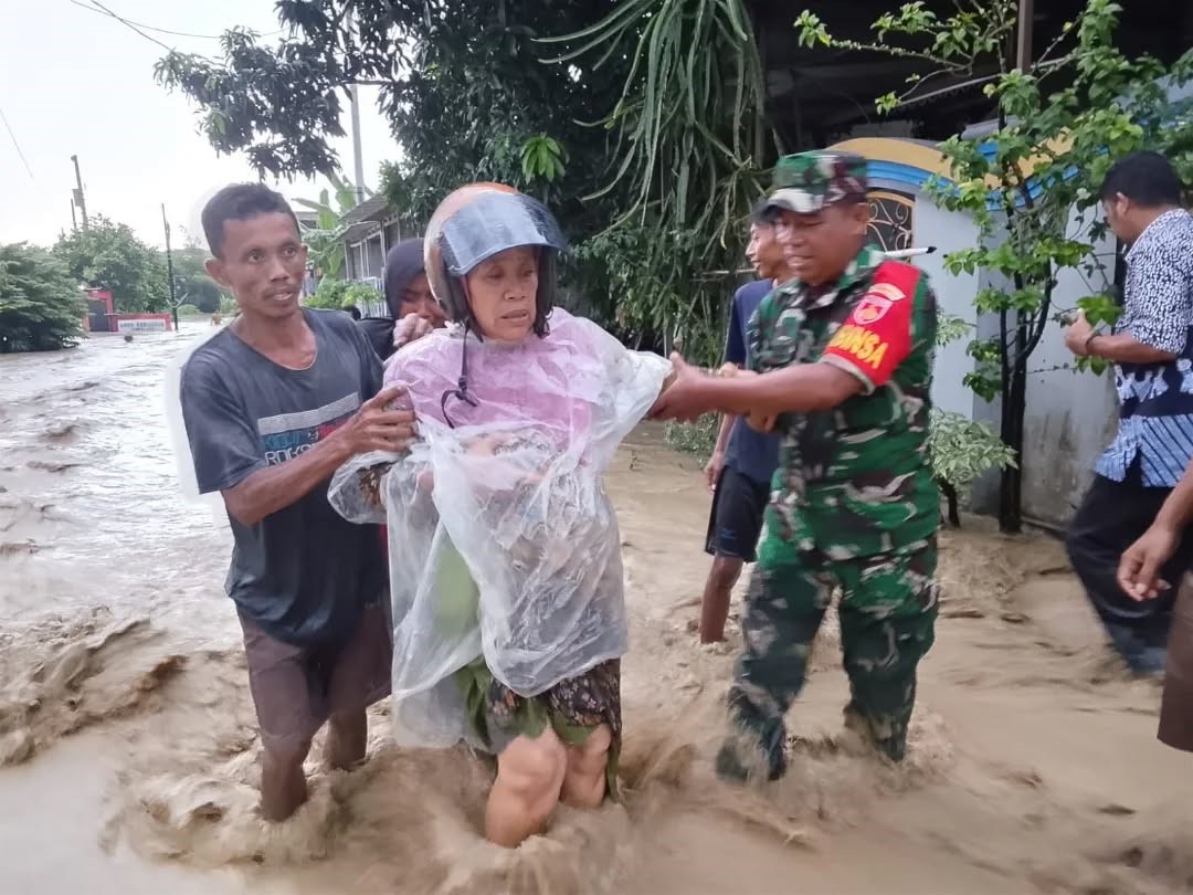 Di Tengah Derasnya Arus Banjir, Babinsa Rowosari Jadi Garda Terdepan Selamatkan Warga